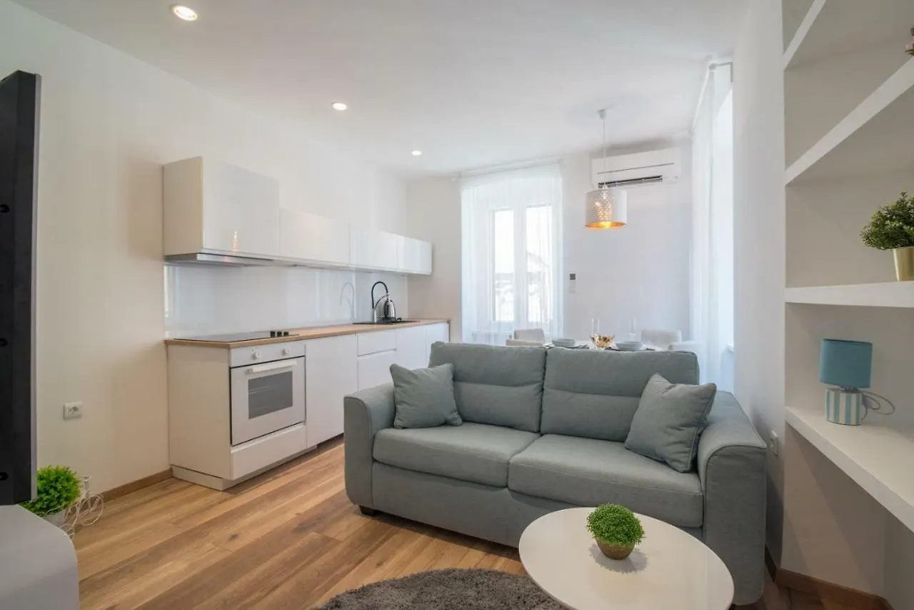 Leona Deluxe Apartments Pula Guest house